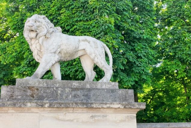 Patung singa Luxembourg Garden Paris