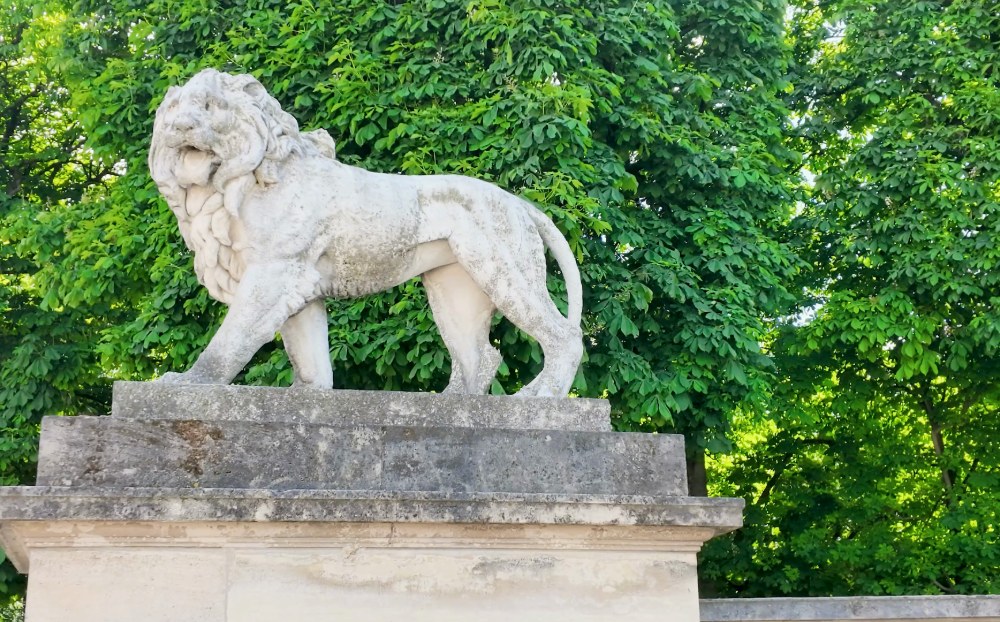 Patung singa Luxembourg Garden Paris