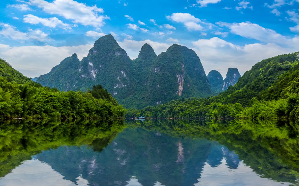 Puncak karst dan tasik pantulan di Guilin