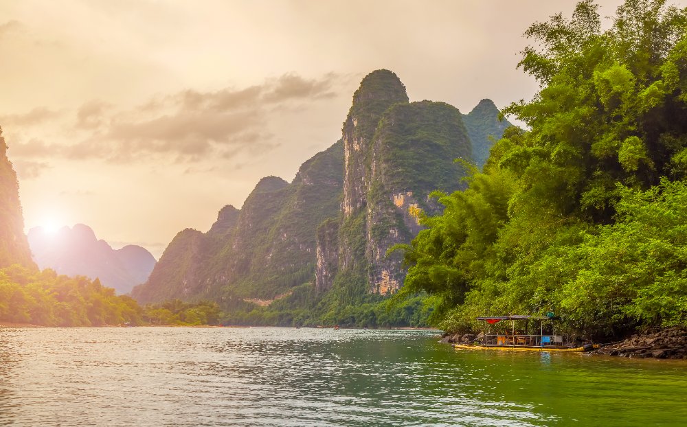 Matahari terbit di bukit karst Guilin