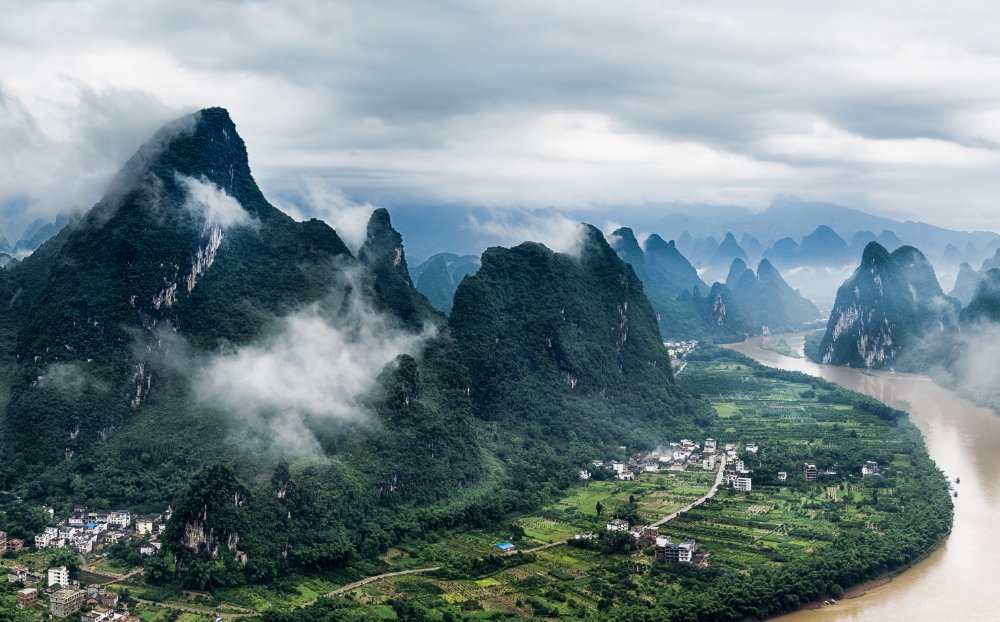Panorama berkabus Sungai Li, Yangshuo