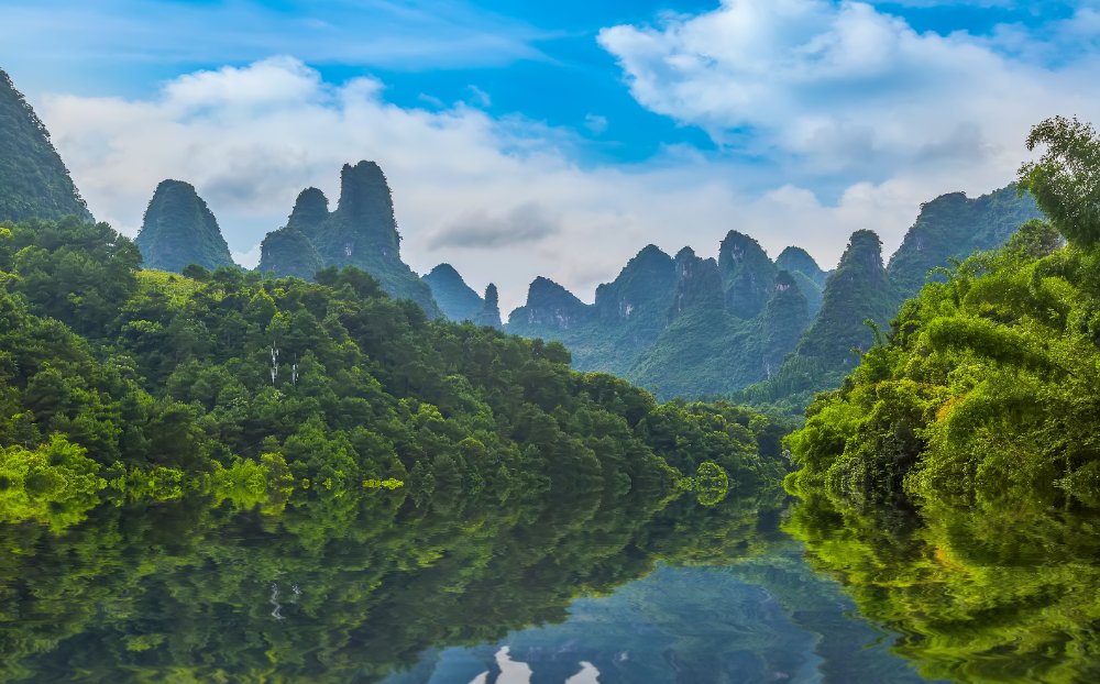 Pantulan bukit karst di Sungai Li, Guilin