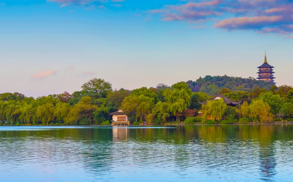 Pemandangan tasik dan pagoda di Guilin