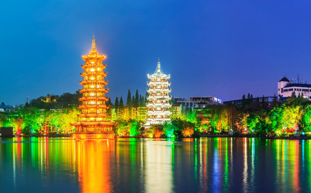 Pagoda Matahari dan Bulan Guilin waktu malam