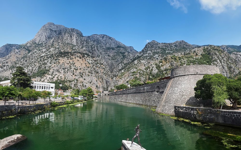 Tembok kubu Kotor dengan gunung, Montenegro