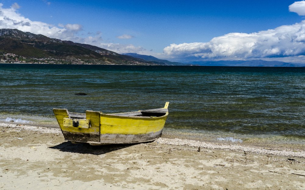 Bot kosong di tepi Tasik Ohrid, Macedonia Utara