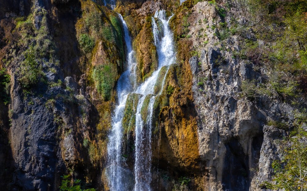 Air terjun besar pada batu di Plitvice, Croatia