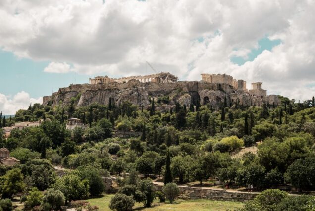 Bukit Acropolis di Athens, Greece di bawah langit cerah