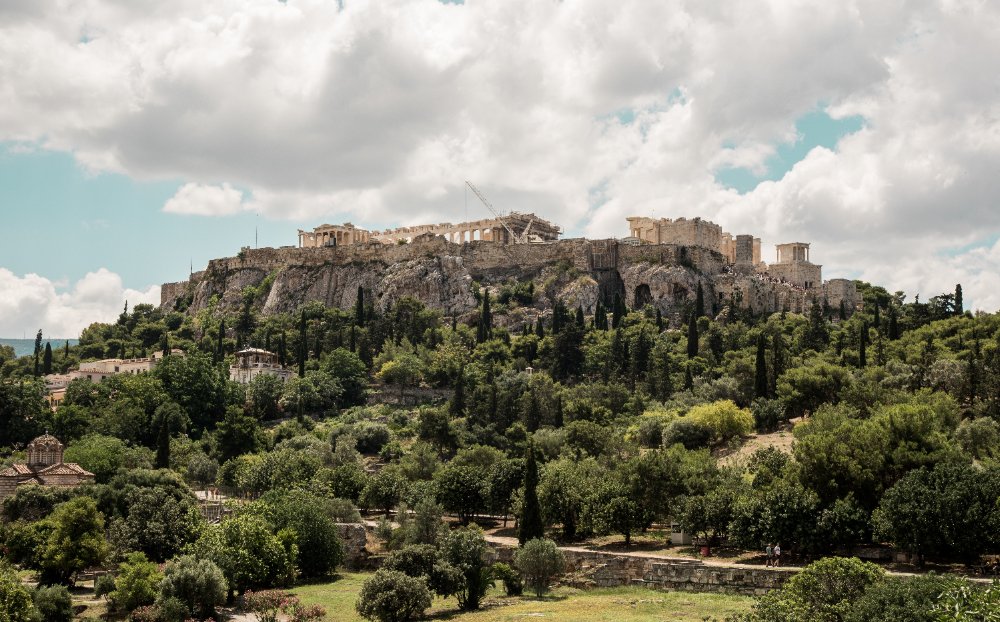 Bukit Acropolis di Athens, Greece di bawah langit cerah