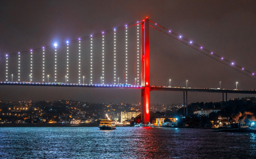Jambatan Bosphorus berlampu pada waktu malam di Istanbul
