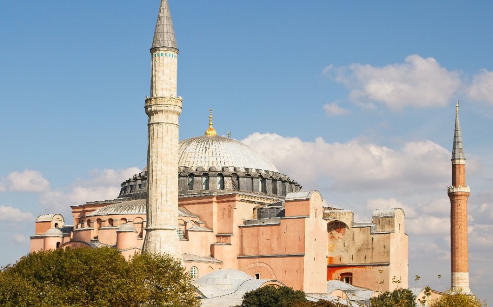Masjid Hagia Sophia dengan menara di Istanbul, Turkiye
