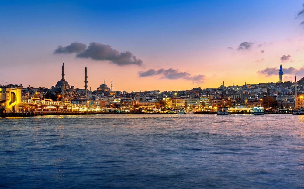 Panorama bandar Istanbul dan selat Bosphorus waktu senja
