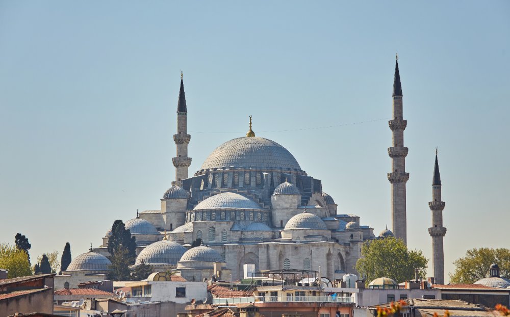 Masjid Suleymaniye dengan kubah dan menara di Istanbul