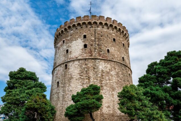 Menara Putih Thessaloniki, Greece dengan awan di langit