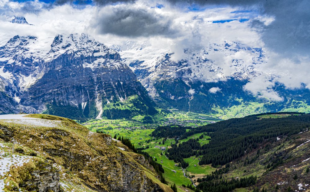 Pergunungan Alps bersalji dan lembah hijau di Grindelwald, Switzerland