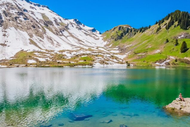 Tasik Lac Lioson jernih dikelilingi gunung di Switzerland