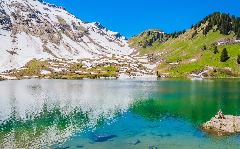 Tasik Lac Lioson jernih dikelilingi gunung di Switzerland