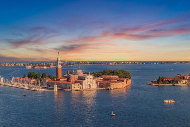 Pemandangan udara pulau dan gereja San Giorgio Maggiore di Venice, Itali