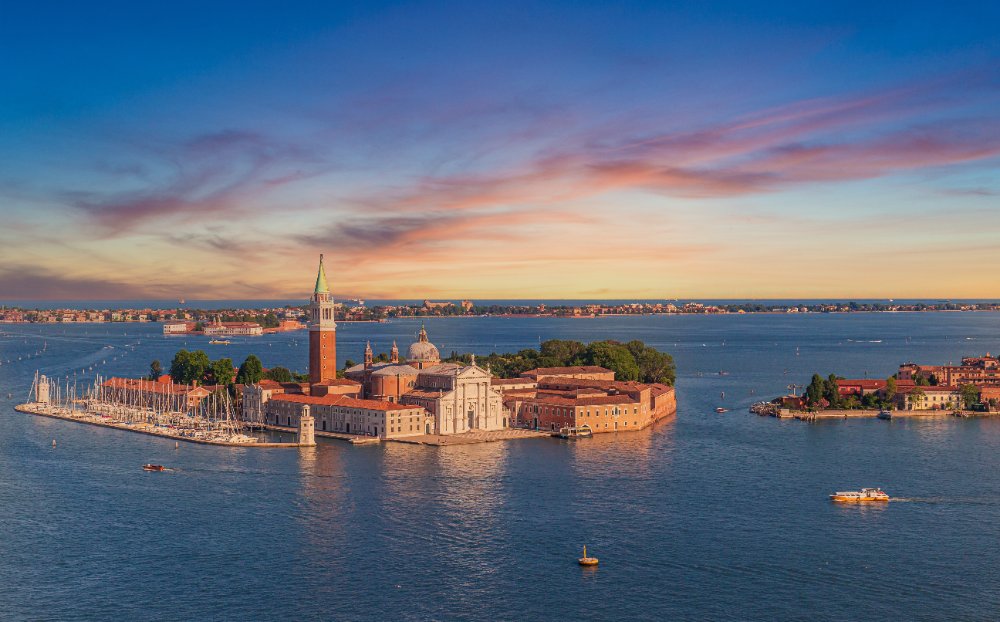Pemandangan udara pulau dan gereja San Giorgio Maggiore di Venice, Itali
