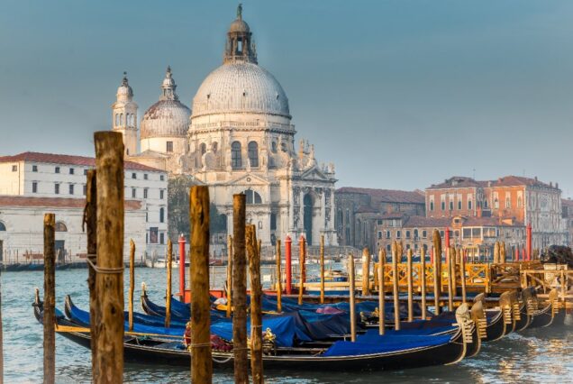 Basilika Santa Maria della Salute dan gondola bertambat di Venice, Itali