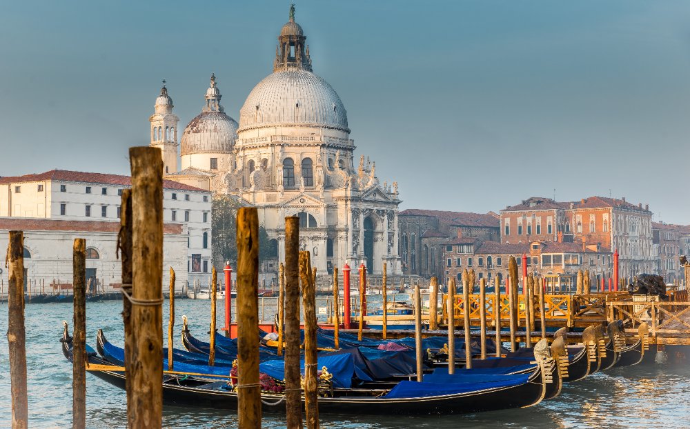 Basilika Santa Maria della Salute dan gondola bertambat di Venice, Itali