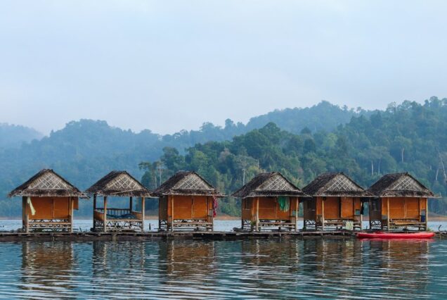 Chalet kayu atas air laut di Mabul, Sabah