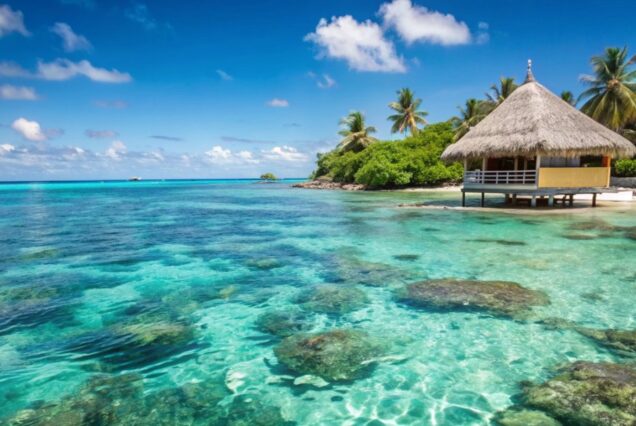 Pondok pantai tropika dan laut turquoise jernih