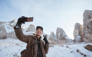 Pelancong mengambil swafoto di Cappadocia
